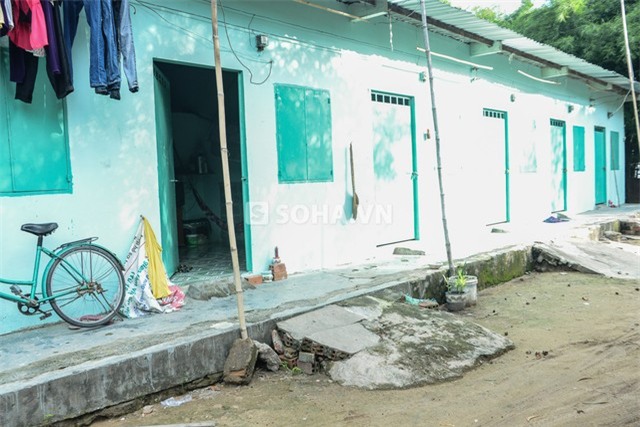 Theo chia sẻ của anh, những người thuê nhà ở đây đều làm nghề lao động vất vả như: làm phu hồ, nước đá, bán vé số...