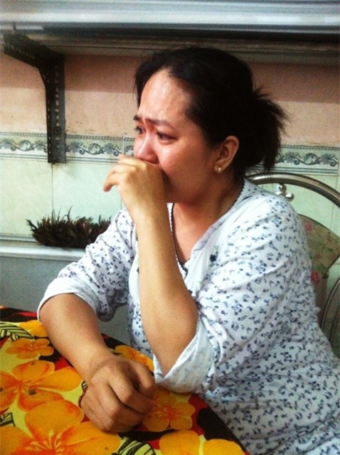 Vợ nạn nhân khóc khi kể về chuyện chồng thiếu nợ do cá độ bóng đá. Ảnh Minh Anh