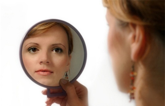 Gương cầm tay sẽ giúp bạn quan sát kỹ hơn