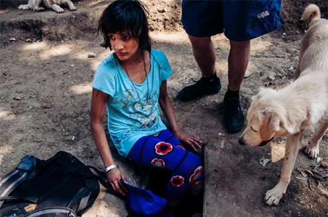 Cuộc sống nhem nhuốc dưới hầm ngầm của thiếu nữ Romania