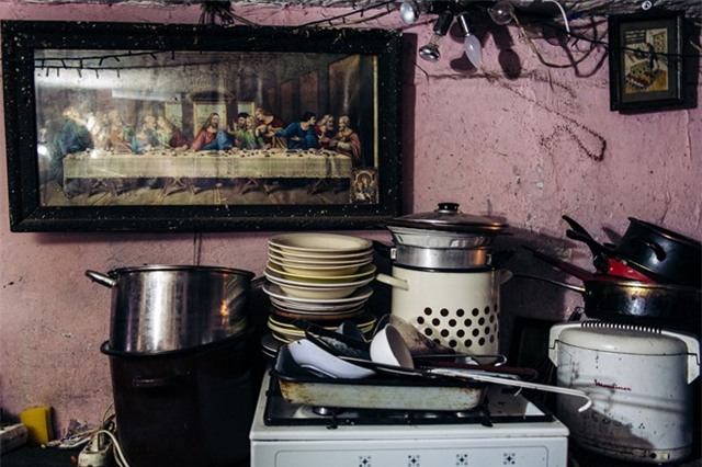 Cuộc sống nhem nhuốc dưới hầm ngầm của thiếu nữ Romania