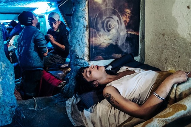 Cuộc sống nhem nhuốc dưới hầm ngầm của thiếu nữ Romania