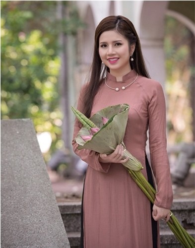 Vũ Ngọc Quỳnh - nữ tiếp viên hàng không mang hai dòng máu Việt Nam và Ấn Độ vừa đăng bộ ảnh áo dài bên hoa sen khiến dân mạng trầm trồ khen ngợi