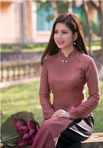 Tình cờ được một người bạn giới thiệu, cô gái xinh đẹp này đã tham gia thi tuyển và đã được chọn trở thành tiếp viên hàng không. Ngọc Quỳnh vô cùng hạnh phúc khi ước mơ ngày bé đã trở thành hiện thực.