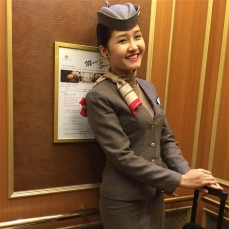 Quỳnh Trang, sinh năm 1991 là tiếp viên hàng không của hãng Asiana Airlines. Cô bắt đầu công việc này từ tháng 7/2012.Sau 2 tháng đào tạo tại Seoul, mỗi ngày 12-13 tiếng, Quỳnh Trang bắt đầu vào công tác tại Asiana Airlines.