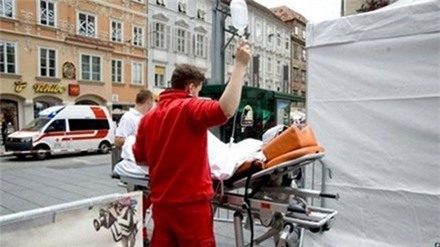 Đưa người bị thương đi cấp cứu. (Nguồn: EPA)