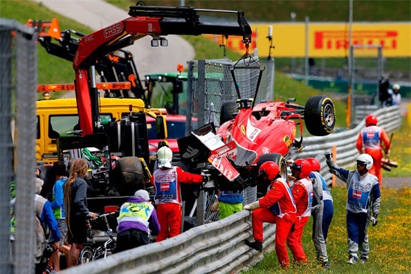 Alonso, Raikkonen may mắn thoát nạn tại Austrian GP