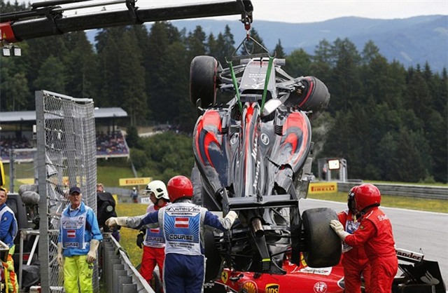 Alonso, Raikkonen may mắn thoát nạn tại Austrian GP