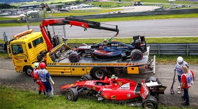 Alonso, Raikkonen may mắn thoát nạn tại Austrian GP