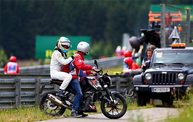 Alonso, Raikkonen may mắn thoát nạn tại Austrian GP