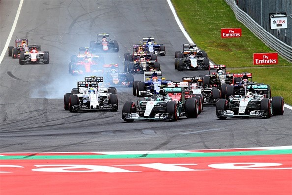 Alonso, Raikkonen may mắn thoát nạn tại Austrian GP