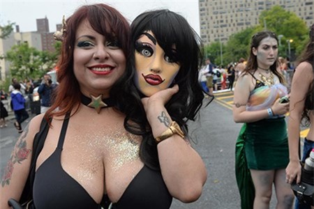 Hang tram “nang tien ca” do bo tren duong pho My