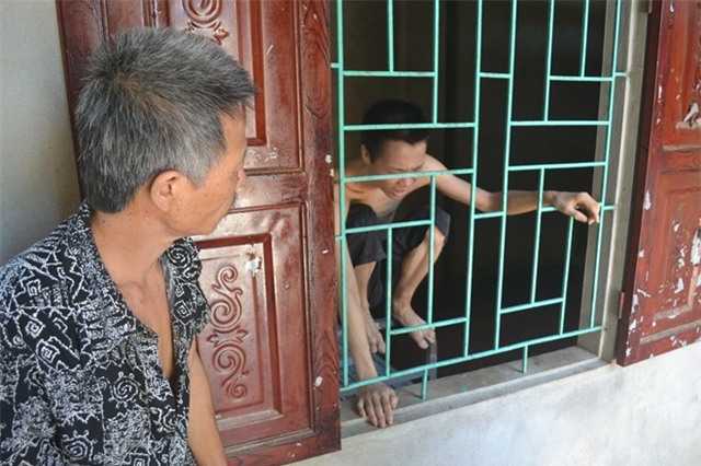 Để Hưng khỏi đập phá, vợ chồng ông Ngôn phải nhốt con trong căn phòng tách biệt. Ảnh: Nguyễn Dương.