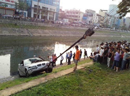 Chiếc BMW được kéo lên từ sông Tô Lịch, sau khi một khách hàng lái thử đã lao xe xuống sông. Ảnh: Infonet.