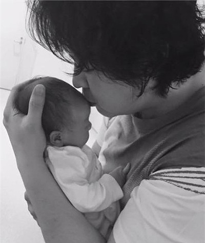 Bức ảnh chồng Hải Yến ôm con được chia sẻ