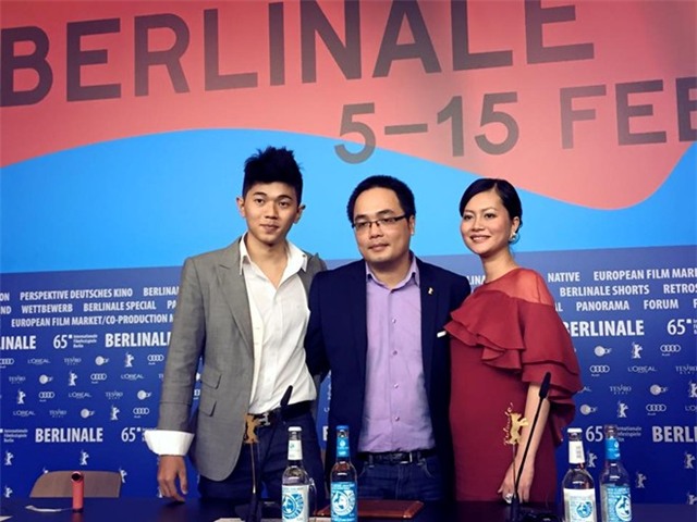 Người đẹp bế bụng bầu