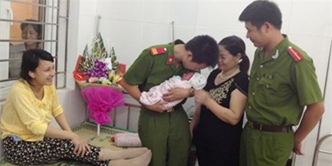 Hai cảnh sát trẻ chưa vợ... đỡ đẻ giữa đường đêm