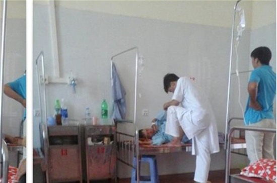 Hình ảnh phản cảm của bác sĩ H khi thăm khám cho bệnh nhân đã gây bức xúc trong dư luận