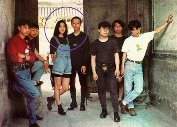 Bức ảnh này được chụp cách đây hơn 20 năm khi danh ca Vương Phi vẫn chưa nổi tiếng. Lúc ấy, cô là bạn gái của tay rocker Đậu Duy - sau này trở thành người chồng đầu tiên. Họ sống hạnh phúc cho đến khi Vương Phi chứng kiến tận mắt cảnh chồng ngoại tình. Cô quyết định ly hôn ngay sau đó.