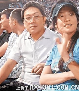 Trước khi đóng “Hoàn châu cách cách”, Triệu Vy đã hò hẹn chàng doanh nhân giàu có Diệp Mậu Thành ba năm. Năm 1999, nữ diễn viên công khai thừa nhận mối quan hệ. Hình ảnh Triệu Vy bị bắt gặp khi đi xem bóng ở Singapore từng được đăng tải, nhưng ít ai biết rằng, người đi cùng cô chính là Diệp Mậu Thành. Đây là hình ảnh duy nhất cận mặt anh.