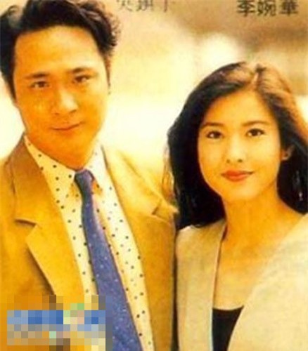 Ngô Trấn Vũ bén duyên với Lý Uyển Hoa trên phim trường năm 1989. Cả hai chia tay sau 8 năm yêu đương. Sau đó, Lý hẹn hò với “Triển Chiêu” Hà Gia Kính nhưng cuộc tình của họ cũng không đi đến đâu sau gần thập kỷ bên nhau.