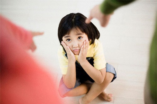 Bố mẹ nên tránh việc mắng mỏ con trước mặt khách, bạn bè, thầy cô, chốn đông người.... Hành động này khiến bé cảm thấy xấu hổ, “mất mặt” và tổn thương.