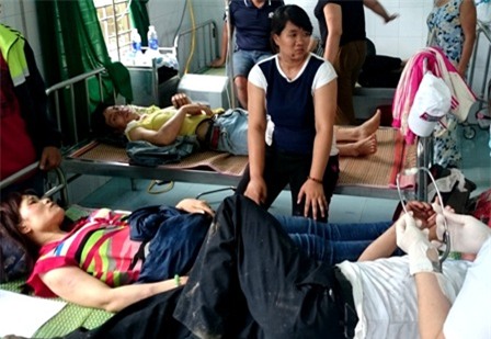 Những người bị thương được đưa vào cấp cứu tại Trung tâm Y tế huyện Phước Sơn. Ảnh: Nguyễn Trọng