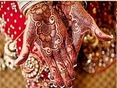 Tục vẽ Mehendi giống như một cách xăm mình nhưng không hề đau đớn và cũng giữ được một thời gian. Đây là một trong những cách trang điểm trên cơ thể của cô dâu Ấn Độ, mang ý nghĩa biểu tượng cho hạnh phúc và may mắn.Người ta dùng màu nước được làm từ lá của cây móng vẽ lên chân, tay, lưng hoặc một số vị trí khác trên cơ thể.
Vì gia đình quá nghèo, bố mẹ Anandi đã dùng nhiều cành cây móng màu sẫm để vẽ cho con gái với hy vọng cô bé được nhà chồng yêu quý.