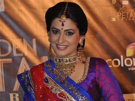 Cách trang điểm dành cho phụ nữ có chồng được nhấn mạnh ở "cửa sổ tâm hồn", giúp đôi mắt trở nên to và sắc nét. Nhân vật mẹ chồng (phải) và bác chồng (trái) mang nét đẹp truyền thống của người Ấn. Họ cũng được phục sức rất cầu kỳ bởi gia đình nhà chồng Anandi giàu có nhất làng.