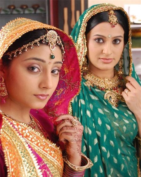 Chỉ tính riêng trang sức đeo trên người cũng khiến một nhân vật nữ giới trong phim phải thấy mệt. Nhưng điều đó lại thể hiện sự giàu có, hạnh phúc theo quan điểm thẩm mỹ của người Ấn Độ. Khuyên tai, vòng cổ, ngọc trai đính trên trán đều được thiết kế tinh xảo thành dạng chùm, to bản.