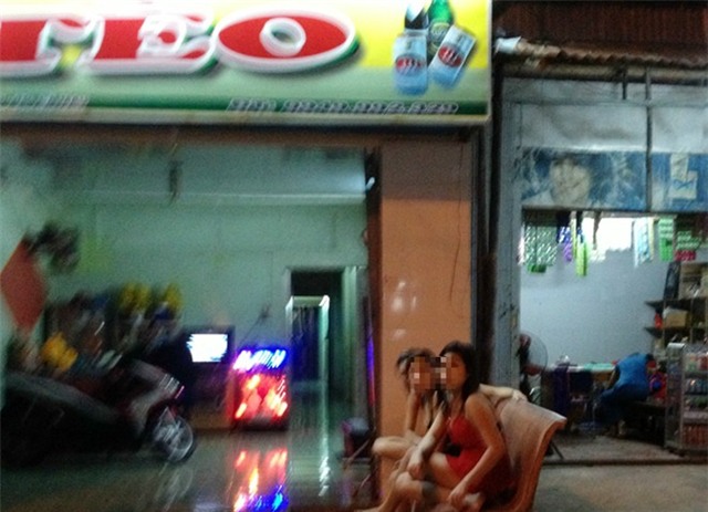 Thiếu nữ bị buộc khỏa thân câu khách trong quán 'bia ôm'