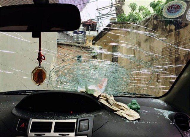Xế hộp bị ném đá bể kính trên cao tốc dài nhất Việt Nam