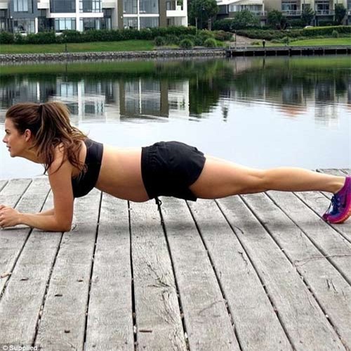 Ảnh mẹ mang thai đôi vẫn nâng tạ bị chỉ trích thậm tệ - 5