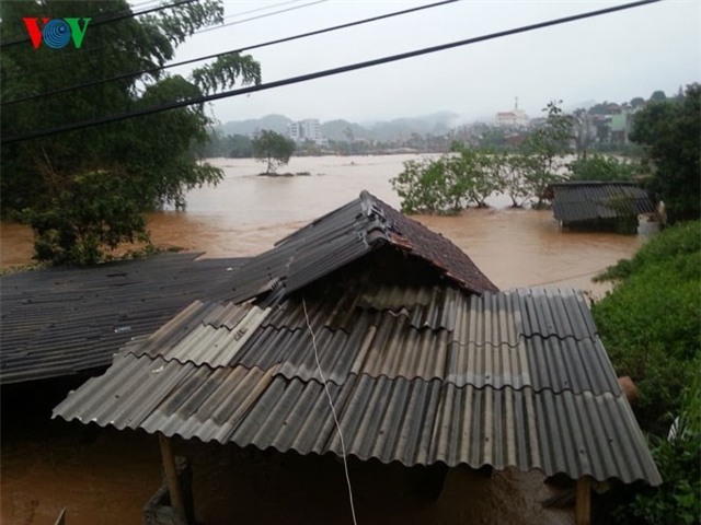 Theo thông tin ban đầu tại xã Tông Lệnh và xã Bon Phặng, mưa lũ đã làm chết 5 người, 3 người hiện đang mất tích..