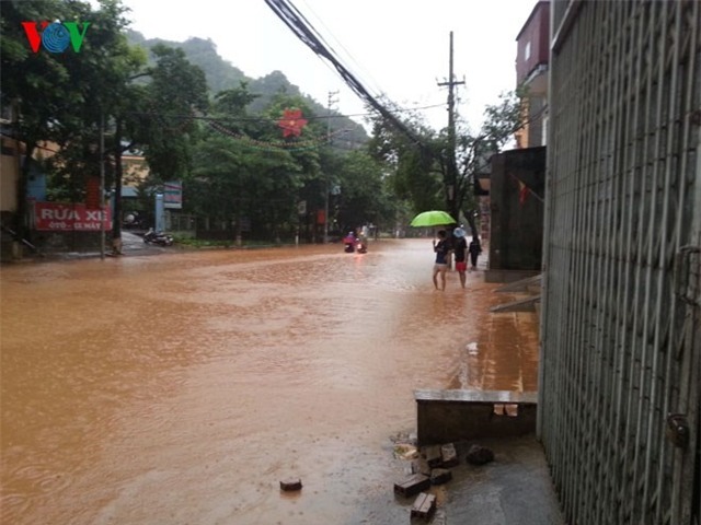 Vào 1h ngày 25/6, tại Quốc lộ 6 khu vực Chiềng Bấc, huyện Thuận Châu do mưa lớn đã gây tắc đường. 