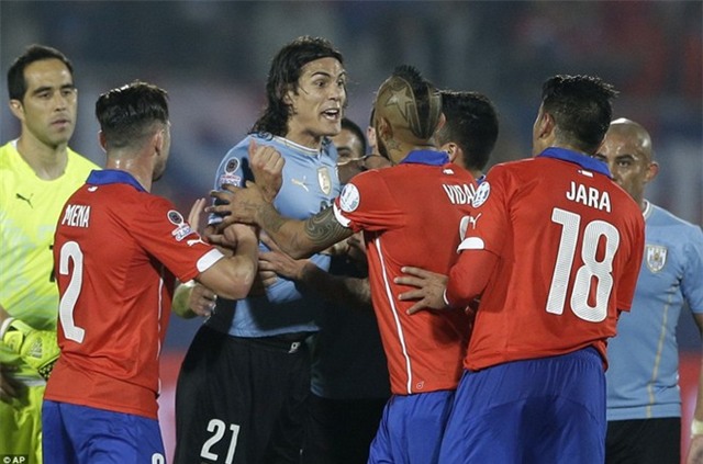 Dàn sao Chile vỡ òa khi biến Uruguay thành cựu vô địch