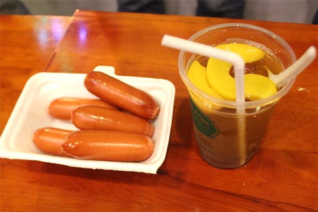 Ăn 12 cây xúc xích, nhận giải thưởng 1 triệu đồng ở Sài Gòn