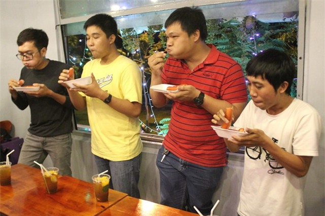 Ăn 12 cây xúc xích, nhận giải thưởng 1 triệu đồng ở Sài Gòn