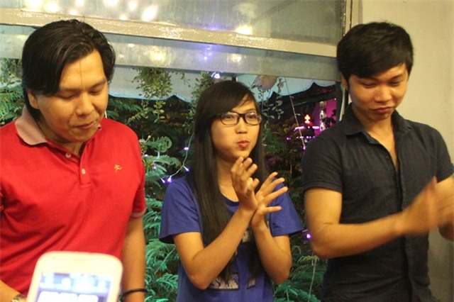 Ăn 12 cây xúc xích, nhận giải thưởng 1 triệu đồng ở Sài Gòn