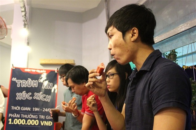 Ăn 12 cây xúc xích, nhận giải thưởng 1 triệu đồng ở Sài Gòn