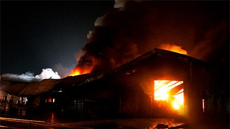 Vụ cháy cực lớn trong đêm