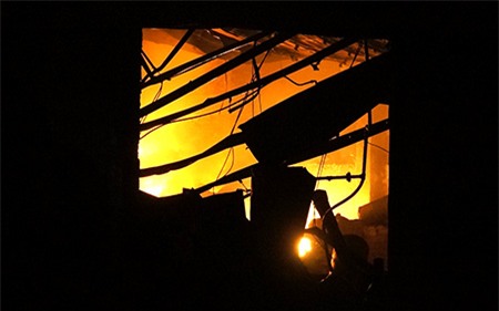 Đám cháy bùng lên dữ dội, hàng ngàn m2 nhà xưởng đã chìm trong biển lửa