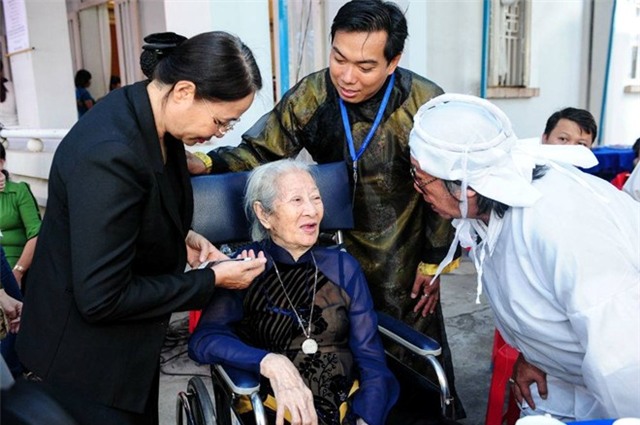 Các nghệ sĩ thành kính viếng Giáo sư Trần Văn Khê