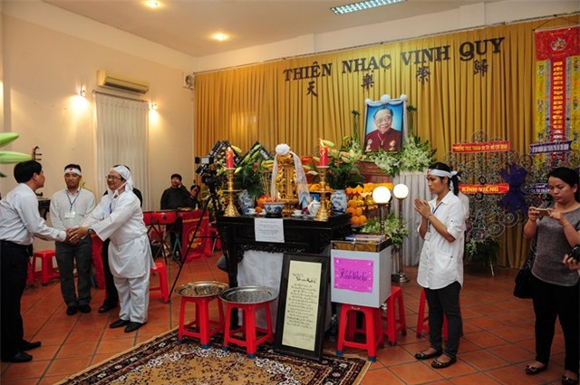 Các nghệ sĩ thành kính viếng Giáo sư Trần Văn Khê