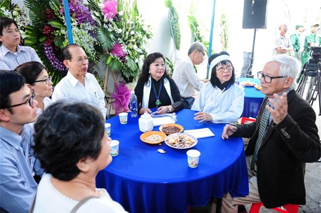 Các nghệ sĩ thành kính viếng Giáo sư Trần Văn Khê