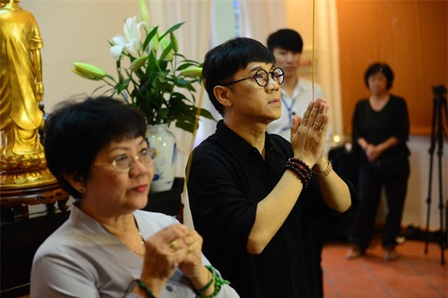 Các nghệ sĩ thành kính viếng Giáo sư Trần Văn Khê