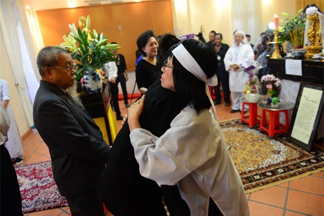 Các nghệ sĩ thành kính viếng Giáo sư Trần Văn Khê