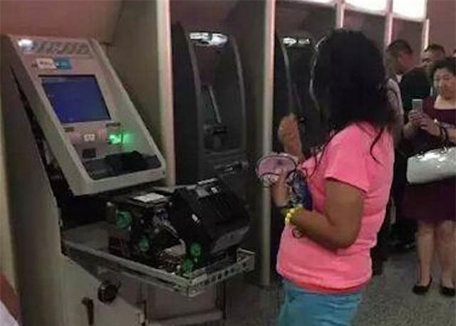 Bị nuốt thẻ, người phụ nữ tay không phá tan máy ATM