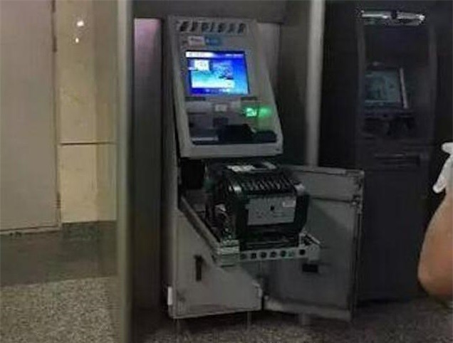 Bị nuốt thẻ, người phụ nữ tay không phá tan máy ATM