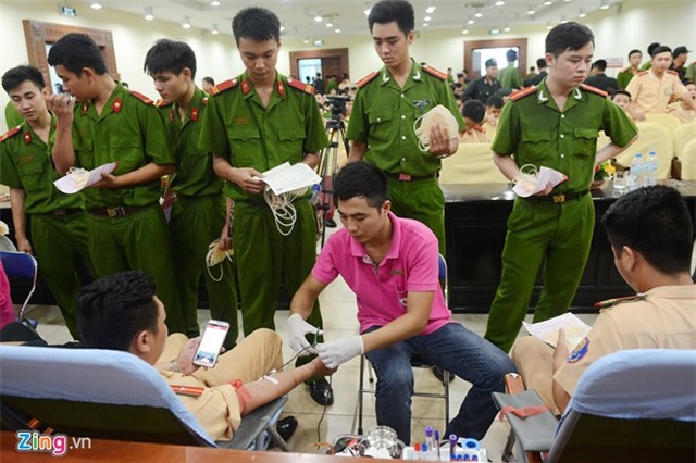 Kho dự trữ cạn kiệt, 1.500 công an Hà Nội hiến máu
